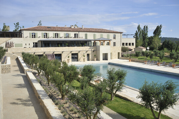 Vue sur la piscine et la bastide